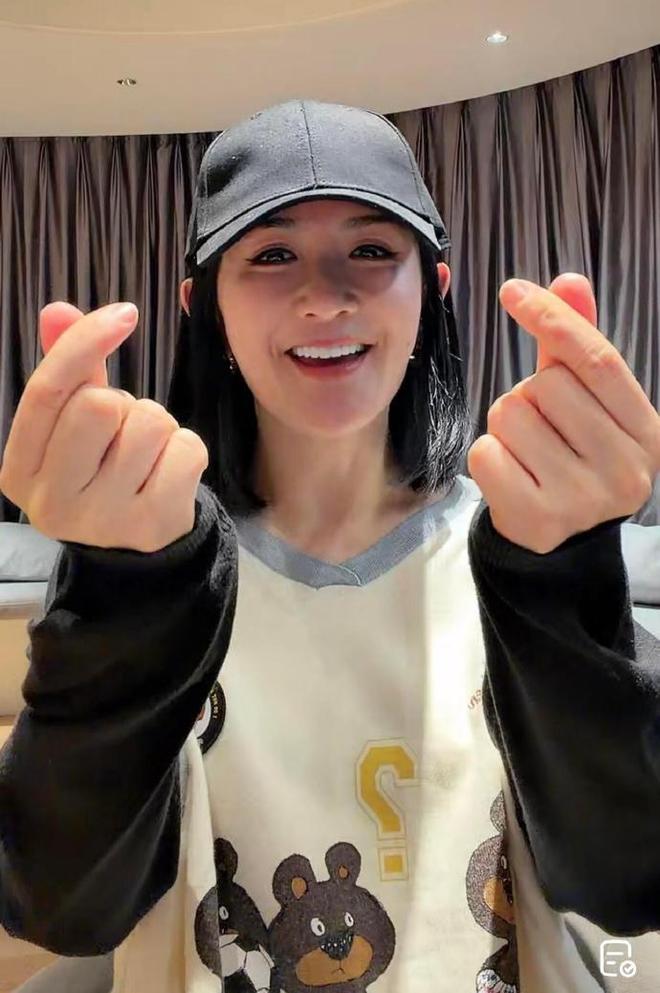 谢娜直播官宣明年开演唱会 现场带来《菠萝菠萝蜜》等经典曲目