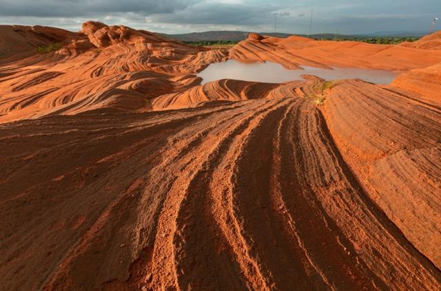 陕西靖边波浪谷荣登“最美丹霞”榜 陕北大漠奇观获权威认证